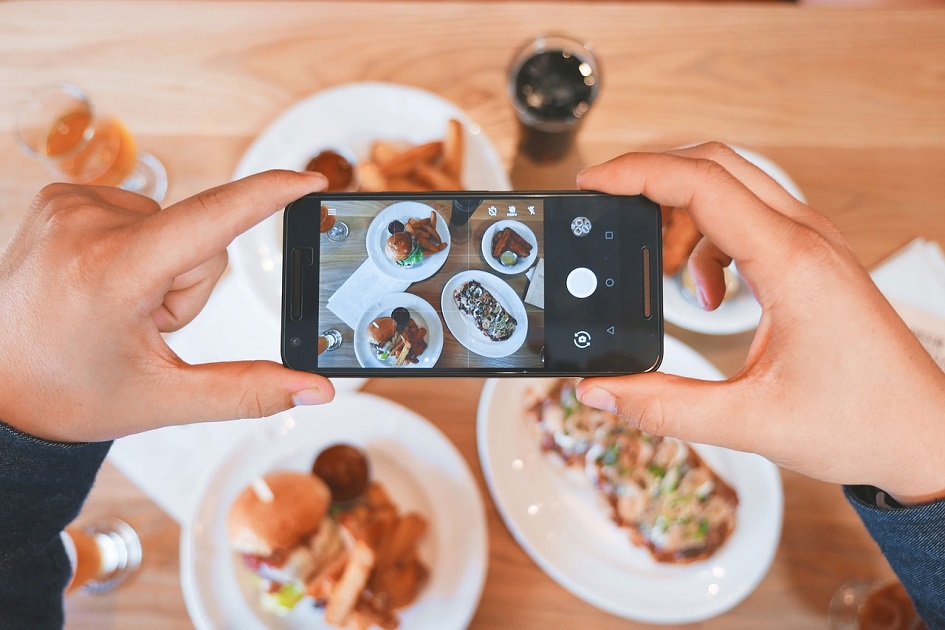 Czy fotografowanie jedzenia w restauracji jest obciachowe?