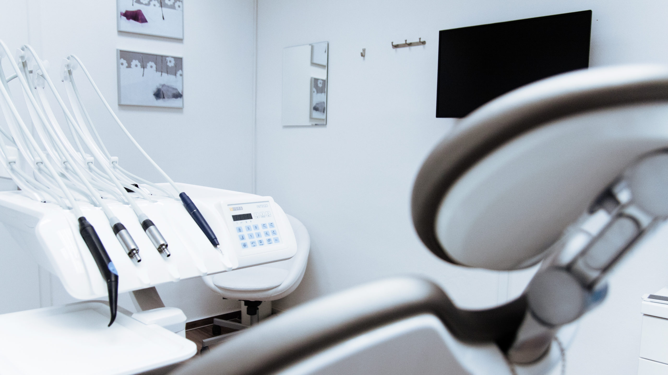 Jak przygotować się do założenia aparatu ortodontycznego i ile to kosztuje?